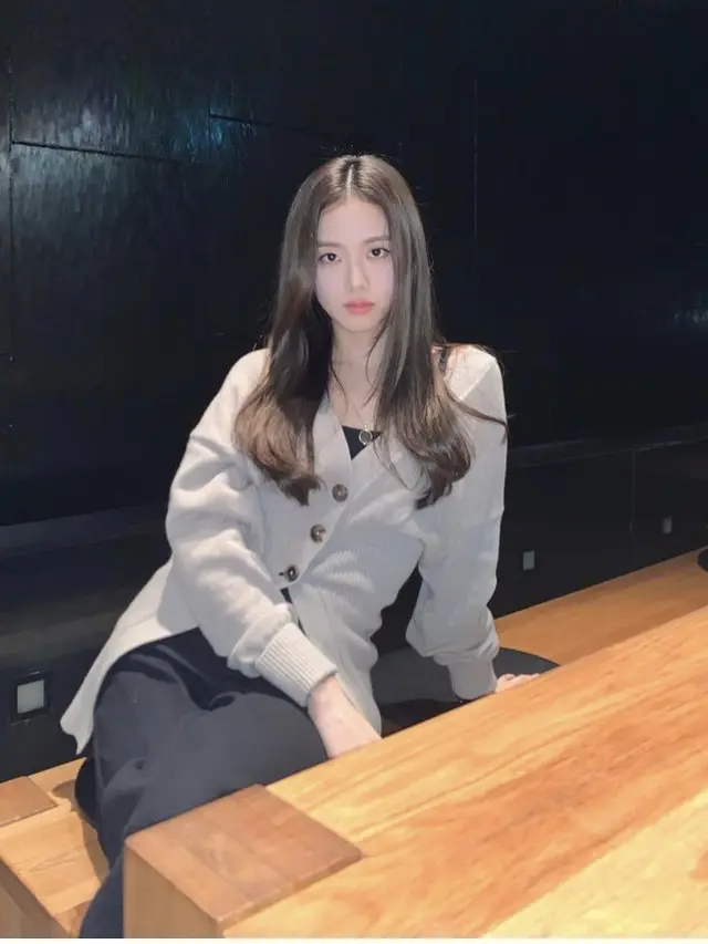 Jisoo mengenakan cardigan/dok. Instagram @sooyaaa__