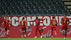 Penyerang Belgia, Romelu Lukaku (tengah) berselebrasi usai mencetak gol ke gawang Denmark pada pertandingan UEFA Nations League di stadion King Power, Leuven, Belgia, Rabu (18/11/2020). Belgia meraih satu tiket ke semifinal UEFA Nations League usai menang 4-2 atas Denmark. (AP Photo/Francisco Seco)