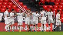 Para pemain Real Madrid merayakan gol yang dicetak oleh Nacho Fernandez ke gawang Athletic Bilbao pada laga Liga Spanyol di Stadion San Mames, Minggu (16/5/2021). Real Madrid menang dengan skor 1-0. (AFP/Ander Gillenea)