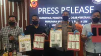 Kapolres Garut AKBP Wirdhanto Hadicaksono, menunjukan barang bukti dalam rilis kasus pengungkapan narkotika dan obat terlarang di Mapolres Garut, Selasa (8/11/2022). (Liputan6.com/Jayadi Supriadin)