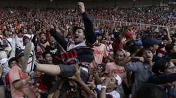 Suporter Persija, The Jakmania, melakukan moshing memberikan dukungan saat melawan Persela pada laga Liga 1 di SUGBK, Jakarta, Selasa (20/11). Persija menang 3-0 atas Persela. (Bola.com/Vitalis Yogi Trisna)
