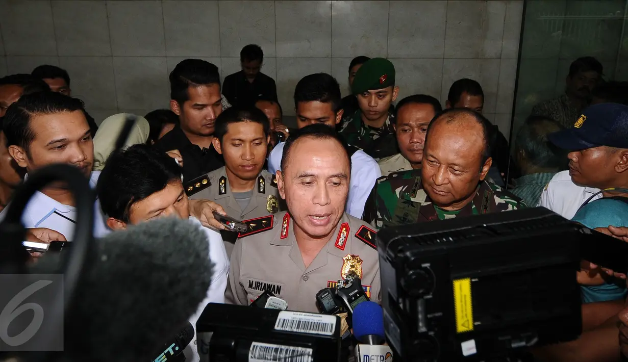 Kapolda Metro Jaya, Irjen Pol M Iriawan (tengah) memberikan keterangan di Bareskrim Mabes Polri di Gedung KKP Jakarta, Kamis (3/11). Kapolda Metro Jaya, M Iriawan memantau perkembangan pemeriksaan Habib Rizieq. (Liputan6.com/Helmi Fithriansyah)