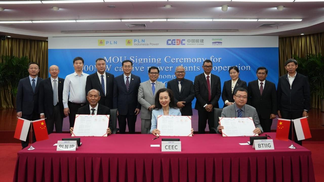 Penandatanganan MoU oleh Direktur Utama PLN Indonesia Power Edwin Nugraha Putra dengan Vice President Director CEEC, Ms. Yuan Yingli dan President Director BTIIG, Cai Zhengyang. (Dok PLN)