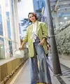 Blazer warna terang juga cocok di mix and match dengan kulot jeans bersama shirt warna putih. Lengkapi penampilanmu dengan hand bag warna selaras. (Instagram/Andien Aisyah).