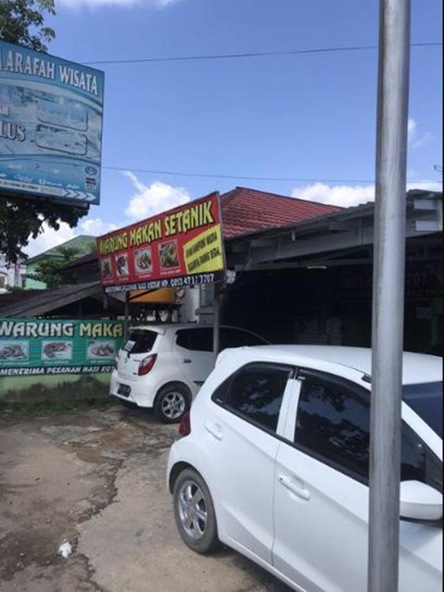Enggak Jadi Seram, 6 Spanduk Warung Bernuansa Horor Ini Malah Bikin Ketawa