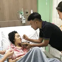 Susana panik terjadi di dalam ruang perawatan Jupe. "Asistennya saja sudah nangis terus. Mesin yang bunyinya ncit ncit ncit, sudah cepat gitu suaranya. Sudah enggak bisa ngomong," dia menambahkan. (dok. Instagram)