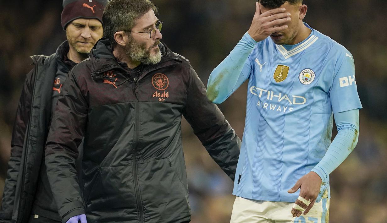 Ekspresi kesakitan pemain Manchester City, Matheus Nunes saat meninggalkan lapangan pertandingan setelah mengalami dislokasi pada jari tengah tangan kirinya ketika laga leg kedua 16 besar Liga Champions 2023/2024 melawan FC Copenhagen di Etihad Stadium, Manchester, Inggris, Kamis (07/03/2024) WIB. (AP Photo/PA/Martin Rickett)