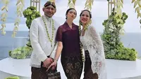 Saat menghadiri akad nikah, Yuki Kato memilih mengenakan kebaya modern warna maroon dengan model semi transparan di bagian pundak. [@yukikt]