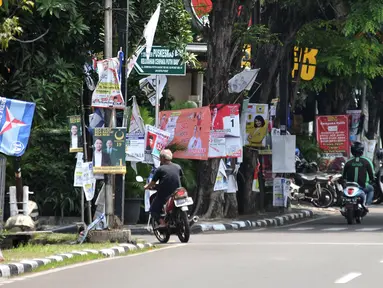 Sejumlah alat peraga kampanye (APK) calon anggota legislatif (caleg) memenuhi pepohonan yang berada di pinggir jalan, Jakarta, Rabu (20/3). Pemasangan APK tersebut melanggar aturan PKPU Nomor 23 Pasal 31 Tentang Bahan Kampanye. (merdeka.com/Iqbal Nugroho)