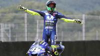 Pebalap Movistar Yamaha, Valentino Rossi, melakukan selebrasi usai menjuarai  MotoGP Italia di Sirkuit Mugello, Minggu (3/6/2018). Lorenzo finis dengan catatan waktu 41 menit 43,230 detik. (AP/Claudio Giovannini)