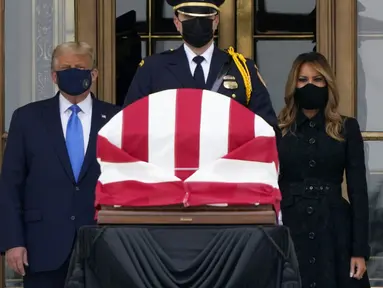 Presiden Donald Trump dan ibu negara Melania Trump memberikan penghormatan ketika Hakim Ruth Bader Ginsburg (87) meninggal akibat kanker di gedung Mahkamah Agung di Washington, Kamis 24 September 2020. (AP Photo/J. Scott Applewhite)