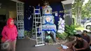 Sejumlah pekerja merangkai pohon natal unik dari limbah medis di RS Panti Nugroho, Sleman, Rabu (23/12). Ratusan infus, sarung tangan dan masker bekas pakai yang telah disterilkan dirangkai menjadi pohon Natal. (Boy Harjanto)