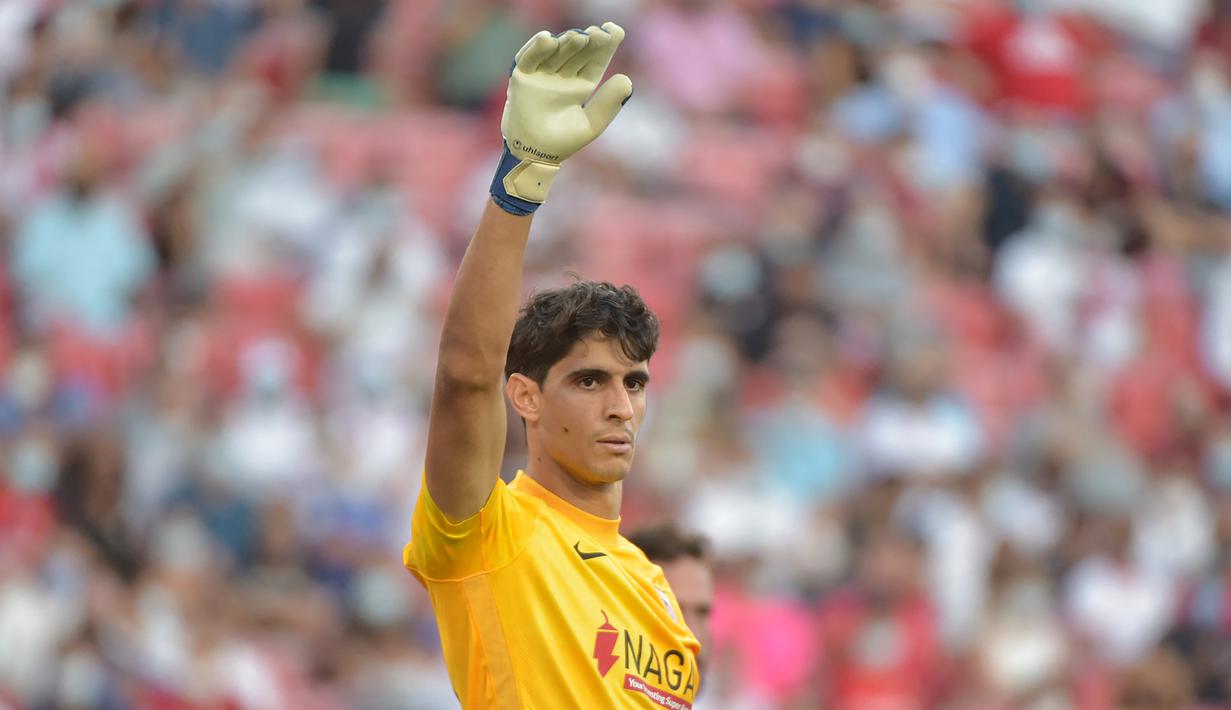 Yassine Bounou. Kiper asal Maroko berusia 30 tahun yang kini memasuki musim ketiganya bersama Sevilla total membuat 30 clean sheet dari 56 penampilan di semua ajang selama tahun 2021. Sevilla dibawanya berada di posisi kedua klasemen Liga Spanyol hingga akhir tahun 2021. (AFP/Cristina Quicler)
