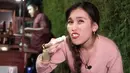 <p>Tak lupa, Ayu Ting Ting juga menyantap kerupuk sebagai menu pendamping yang paling cocok dengan bakso. (Foto: YouTube/ Qiss You TV via TikTok)</p>