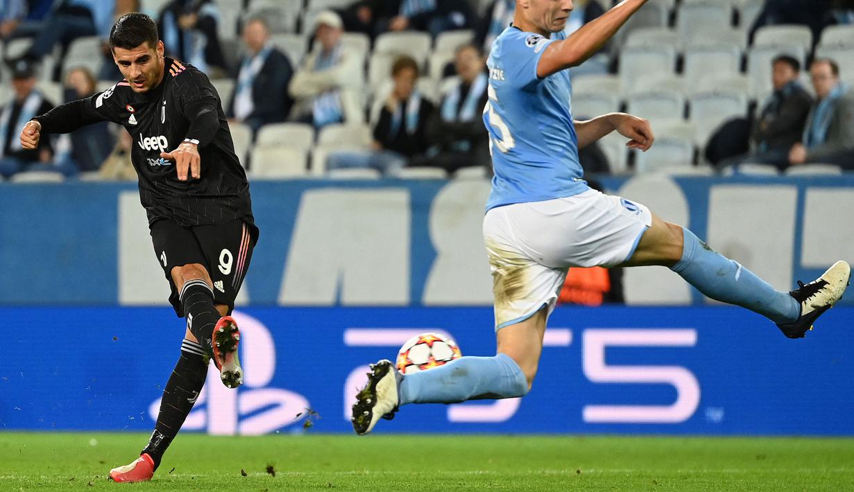 Alvaro Morata (kiri) menambah penderitaan Malmo mendekati penghujung babak pertama. Ia sukses melesatkan sepakan melengkung memanfaatkan kemelut di lini belakang Malmo. Babak pertama berakhir dengan skor 3-0 atas kemenangan Juventus. (Foto: AFP/Jonathan Nackstrand)