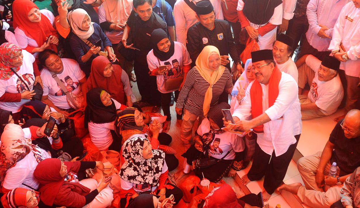 Sejumlah warga berebut menghampiri Rano Karno untuk bersalaman atau berfoto bersama. (merdeka.com/Arie Basuki)