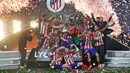 Pemain Atletico Madrid mengangkat piala saat menjadi juara Liga Europa usai mengalahkan Marseille di Stade de Lyon, Prancis (16/5). Pada pertandingan final, Atletico Madrid menang 3-0 atas Marseille. (AP Photo / Francois Mori)