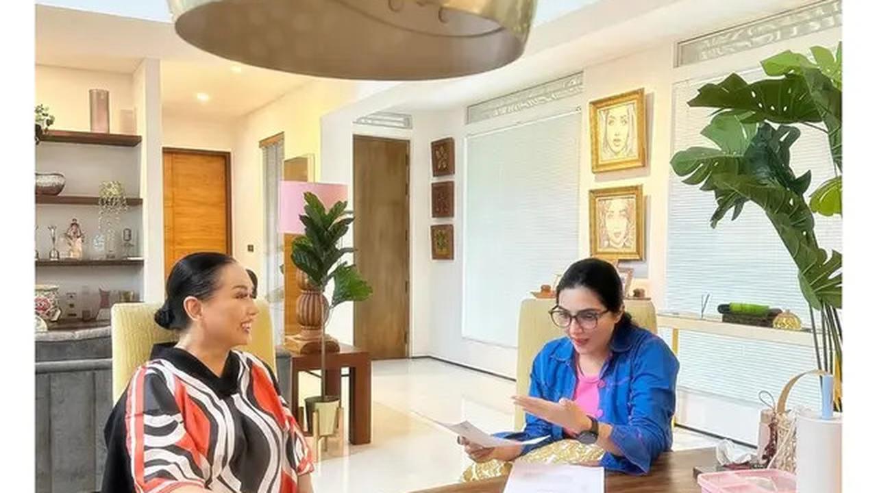5 Potret Ruang Tengah Estetik di Rumah Titi DJ, Desain Minimalis Modern