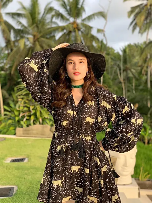 Topi bundar, memang kerap jadi pilihan para selebriti saat jalani liburan seperti ke Bali atau saat berwisata ke pantai. Dalam penampilannya, Chelsea Islan kerap padu padankan warna topinya dengan busananya sehingga tampil serasi. (Liputan6.com/IG/@chelseaislan)