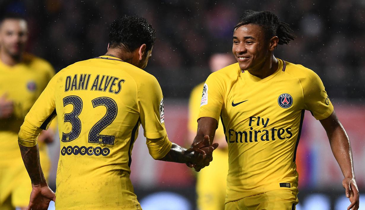 Gelandang Paris Saint-Germain (PSG), Christopher Nkunku, melakukan selebrasi bersama Dani Alves pada laga Liga 1 Prancis di Stadion Aube, Sabtu (2/2/2018). Troyes takluk 0-2 dari PSG. (AFP/Franck Fife)