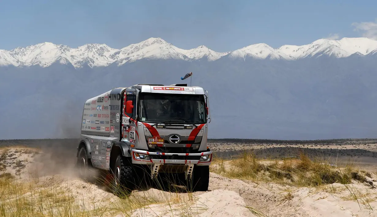 Putra Yoshimasa Sugawara, Teruhito Sugawara dan rekannya Mitsugu Takahashi saat mengendarai truk Hino selama Tahap 10 Dakar 2018 antara Salta dan Belen, Argentina, (16/1). Hino Team Sugawara menggunakan truk Hino500 series. (AFP Photo/Franck Fife)