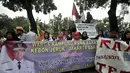 Massa yang tergabung dalam JRMK dan Sebaja menggelar aksi di depan Balai Kota, Jakarta, Senin (23/7).Dalam aksinya, massa menuntut Anies Baswedan melunasi janjinya untuk tetap menjadi Gubernur DKI Jakarta selama lima tahun. (Merdeka.com/Iqbal S. Nugroho)