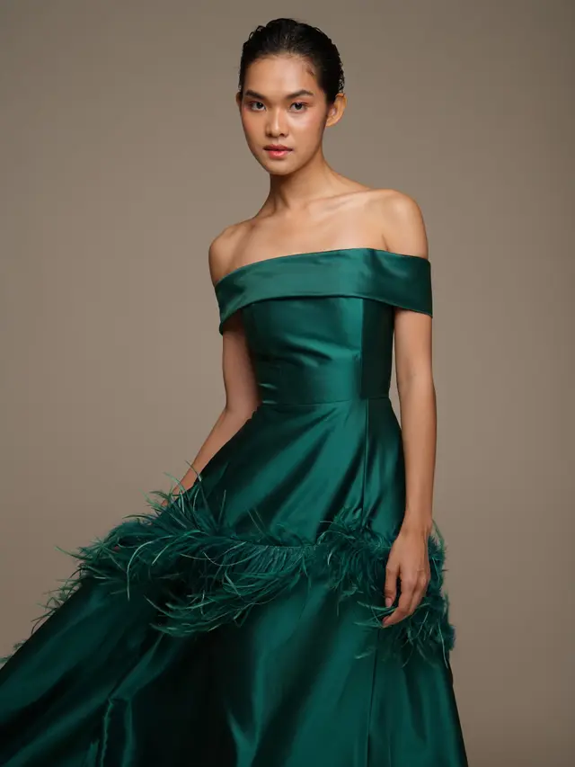 Gaun Pesta dengan Feather Accent