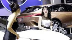 Sales Promotion Girl (SPG) berada di depan kendaraan yang dipamerkan di GIIAS 2019, ICE BSD, Kamis (25/7). Kehadiran SPG tersebut selain untuk menarik perhatian pengunjung juga bisa memberikan informasi tentang produk. (Bola.com/M Iqbal Ichsan)