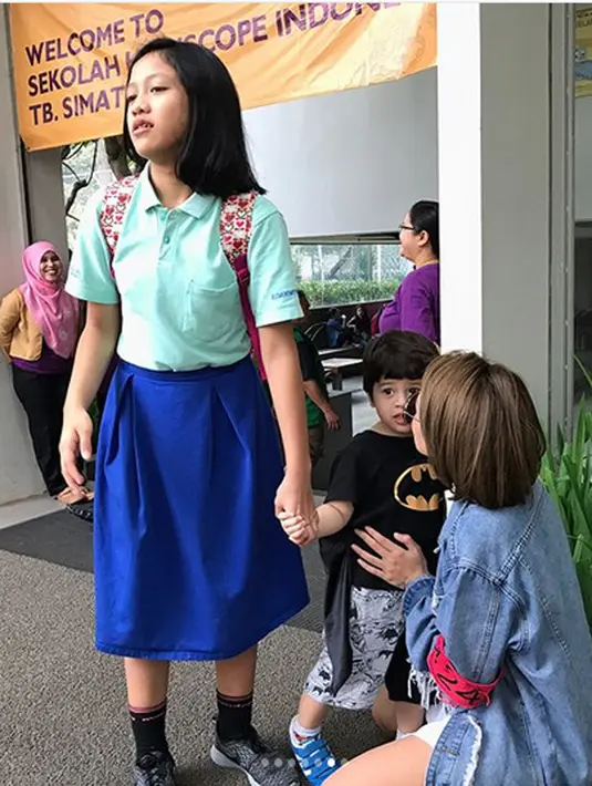 "Saudaranya bilang Nikita ada permasalahan dalam rumah tangga. Semalam kita selamatkan Loly ke Komnas Anak. Sementara kita kasih tumpangan lah karena kabur." lanjutnya. (Instagram/nikitamirzanimawardi_17)