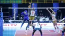 Aksi solid Medi Yoku dan Shella Bernadheta berhasil kembali membuat Gresik Phonska Plus Pupuk Indonesia unggul pada set ketiga. Setelah itu, mereka berhasil membawa timnya menang pada set keempat dengan skor 25-19. (Dok. PBVSI)