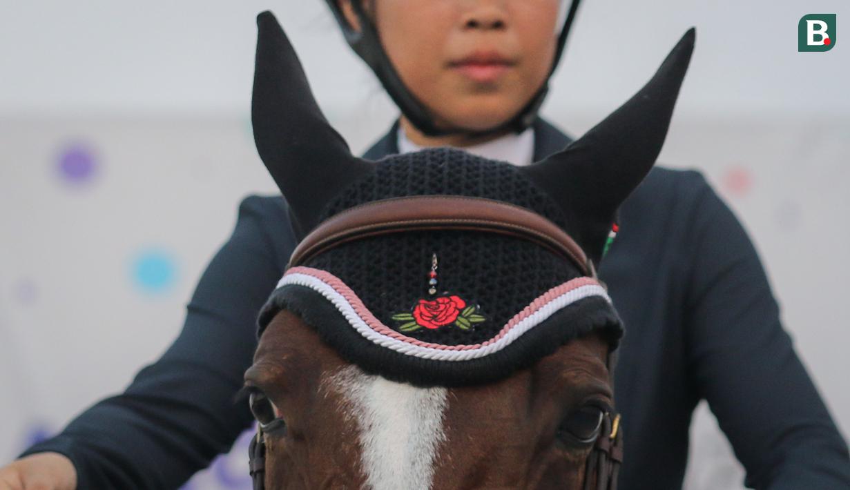 Atlet berkuda JPEC-Hhorses, Natasha Herjawan beraksi dengan kudanya Happy Rose pada ajang Indonesia Horse Lovers 2022 kelas Show Jumping yang berlangsung di Equinara Horse Sports, JIEP Pulomas, Jakarta (13/10/2022). Ajang ini berlangsung dari 19 Oktober hingga 23 Oktober 2022 dengan memperlombakan kelas Drassage dan Show Jumping. (Bola.com/Bagaskara Lazuardi)
