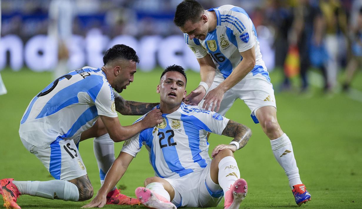 Selebrasi striker Timnas Argentina, Lautaro Martinez (tengah) setelah mencetak gol ke gawang Timnas Kolombia pada laga final Copa America 2024 di Hard Rock Stadium, Florida, Amerika Serikat, Minggu (14/7/2024). (AP Photo/Rebecca Blackwell)
