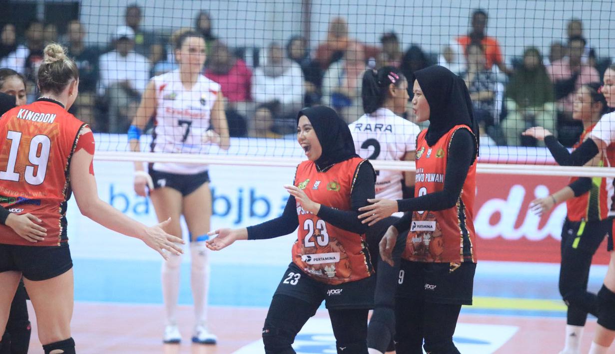 <p>Selebrasi para pemain Jakarta Popsivo Polwan, Dian Pratiwi (tengah) dkk setelah mencetak angka saat menghadapi Jakarta Pertamina Enduro pada laga seri kedua putaran kedua PLN Mobile Proliga 2024 di GOR Si Jalak Harupat, Kabupaten Bandung, Kamis (6/6/2024). Jakarta Popsivo Polwan menang 3-0 (25-14, 25-17, 25-21). (Dok. PBVSI)</p>