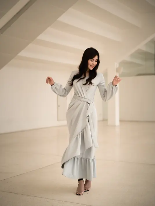 Wrap dress dengan detail ruffle warna pastel juga memberi look sophisticated sekaligus sopan. (Foto: ATVEZZO)