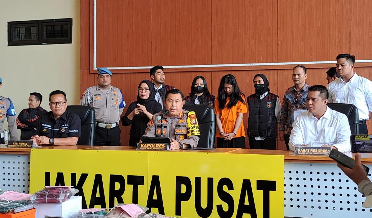 <br>Adapun, modus yang digunakan Ghisca menipu ratusan fans Chris Martin Dkk itu dengan awalnya mengaku mendapatkan 39 tiket saat war pada bulan Mei 2023.&nbsp;