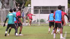 Pemain Bhayangkara FC, Radja Nainggolan, melepaskan tendangan sudut saat sesi latihan di Lapangan B Senayan, Jakarta, Jumat (12/1/2023). The Guardian menggaet pemain top dunia ini untuk menambah amunisinya dalam mengarungi BRI Liga 1. (Bola.com/M Iqbal Ichsan)