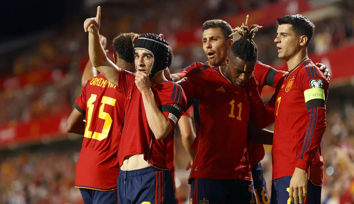 Selebrasi gelandang Timnas Spanyol, Gavi (kiri) dkk setelah mencetak gol pertama ke gawang Timnas Siprus pada laga Grup A Kualifikasi Euro 2024 di Granada, Spanyol, Rabu (13/9/2023) dini hari WIB. (AP Photo/Fermin Rodriguez)