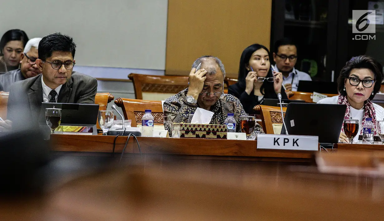 Ketua KPK Agus Rahardjo (tengah) bersama Wakill Pimpnan KPK, Laode Muhammad Syarif, Basaria Panjaitan, mengikuti Rapat Dengar Pendapat dengan Komisi III DPR, di Kompleks Parlemen Senayan, Jakarta, Senin (23/7). (Liputan6.com/Johan Tallo)