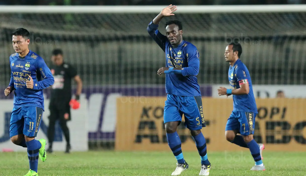 Pemain Persib Bandung, Michael Essien melambaikan tangan kepada penonton usai mencetak gol ke gawang PS TNI pada lanjutan Liga 1 2017 di Stadion Si Jalak Harupat, Sabtu (05/8/2017). (Bola.com/Nicklas Hanoatubun)
