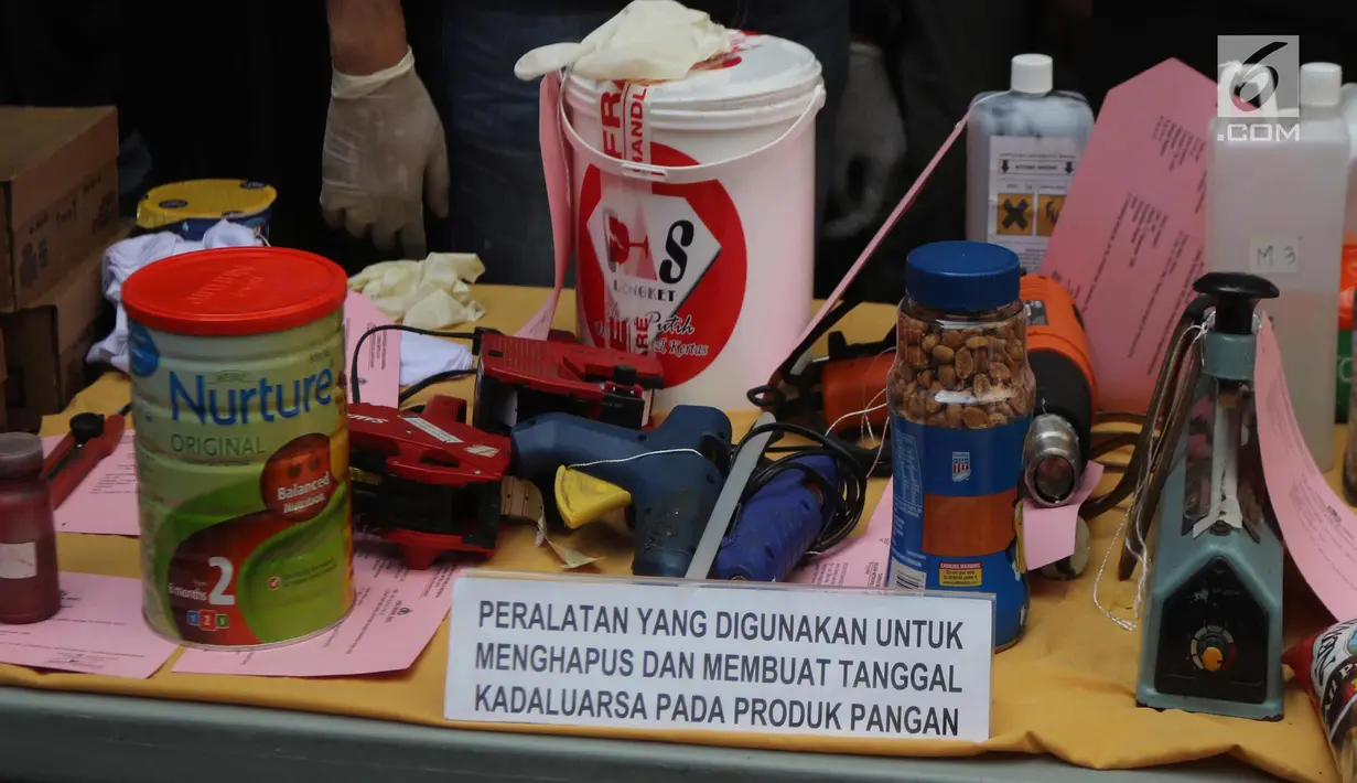 Peralatan yang digunakan untuk menghapus dan membuat tanggal kedaluwarsa pada produk pangan diperlihatkan di Jalan Kalianyar I, Jembatan Besi, Tambora, Jakarta Barat, Selasa (20/3). (Liputan6.com/Arya Manggala)
