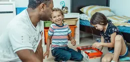 Kehadiran ayah di rumah ternyata memberi dampak besar bagi perkembangan emosional anak. [Dok/Pexels.com/Kindel Media].