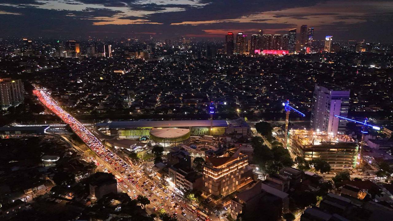 Keindahan Kota Jakarta yang Padat Penduduk di Kala Senja