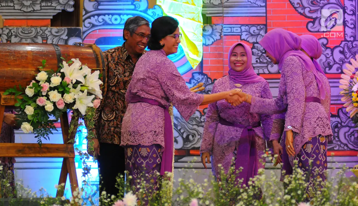 Menteri Keuangan Sri Mulyani (kiri) bersalaman saat membuka DhawaFest Pesona 2019 di Kementerian Keuangan, Jakarta, Rabu (8/5/2019). DhawaFest Pesona 2019 memamerkan berbagai produk Usaha Kecil dan Menengah (UKM). (Liputan6.com/Angga Yuniar)