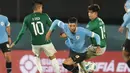 Uruguay memimpin 2-0 pada menit ke-39. Gabriel Villamil berupaya meredam serangan lawan, namun bola malah masuk ke gawang sendiri. Skor tersebut bertahan sampai turun minum. (AP Photo/Matilde Campodonico)