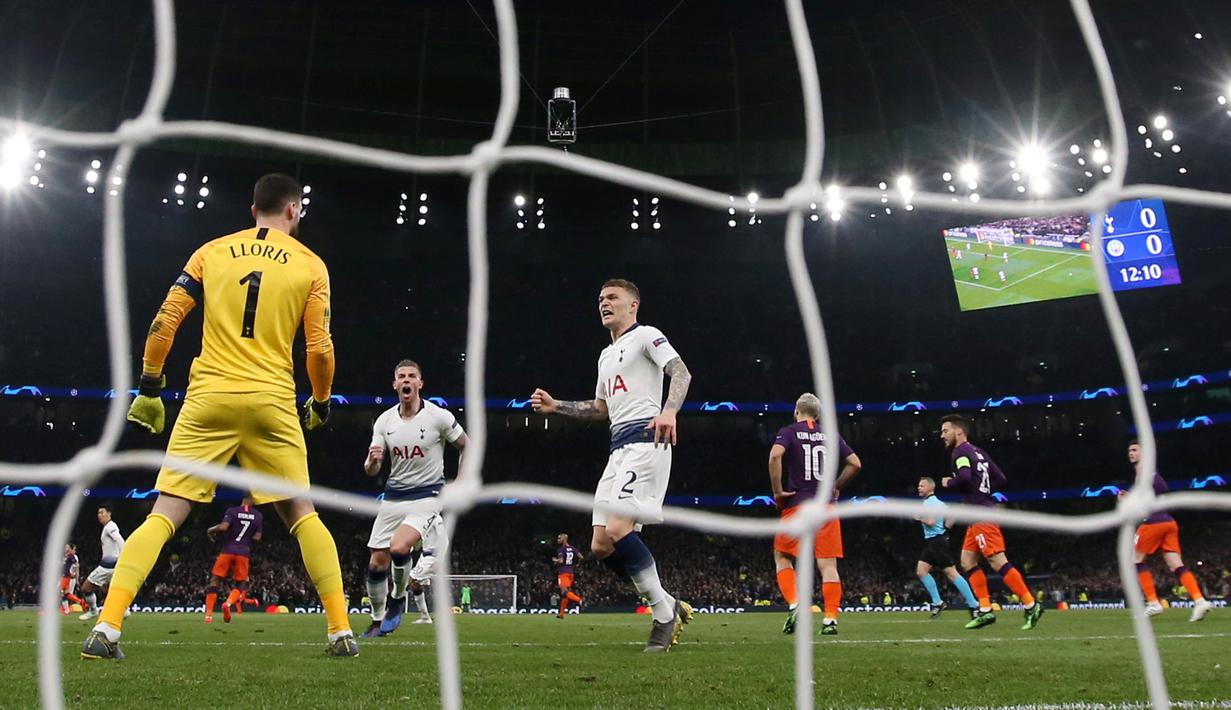 Pemain Tottenham Hotspur Kieran Trippier dan Toby Alderweireld menghampiri Hugo Lloris yang berhasil menepis tendangan penalti penyerang Manchester City Sergio Aguero pada leg pertama perempat final Liga Champions 2018-2019 di Tottenham Hotspur Stadium, London, Selasa (9/4). (Reuters/Paul Childs)