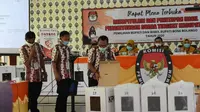 Komisi Pemilihan Umum (KPU) Bone Bolango (Bonebol) saat menggelar rapat pleno terbuka rekapitulasi hasil suara pemilihan Bupati dan Wakil Bupati Kabupaten Bone Bolango 2020. (Arfandi Ibrahim/Liputan6.com)