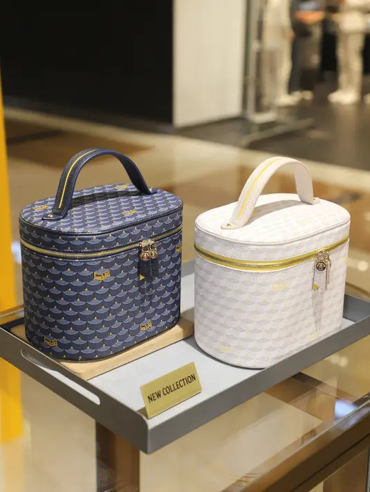 Tas jinjing praktis ini dirancang untuk penggunaan sehari-hari dan akan bertahan lama. Kanvasnya, yang disablon dengan motif Sisik yang ikonik, meminjam daya tariknya dari putri duyung dan kekokohannya dari naga. [Foto:  Fauré Le Page]