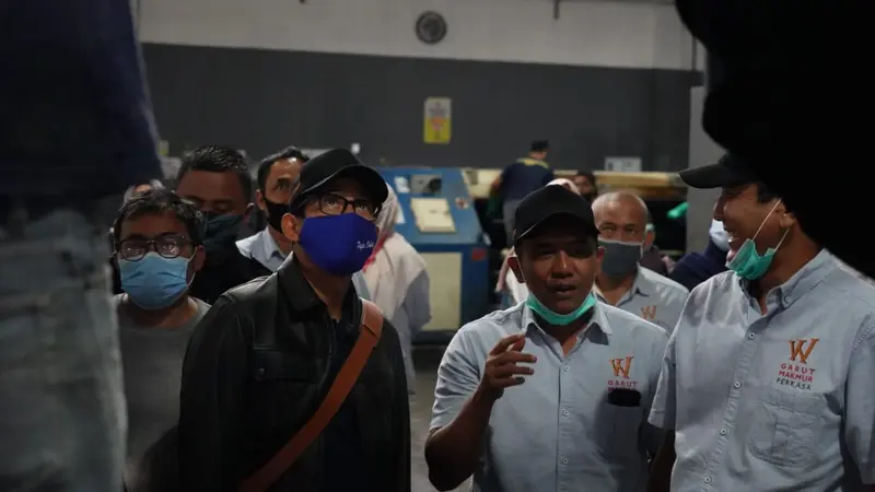 Sandiaga Uno meninjau industri pengolahan kulit di Sukaregang, Garut