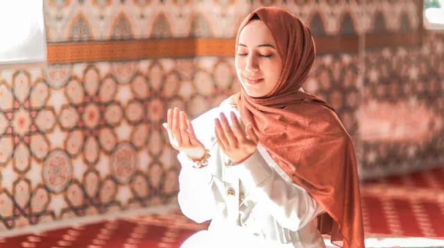 Ilustrasi Islami, muslimah, berdoa. (Foto oleh SERHAT TUĞ: https://www.pexels.com/id-id/foto/wanita-perempuan-kaum-wanita-muda-20558485/)