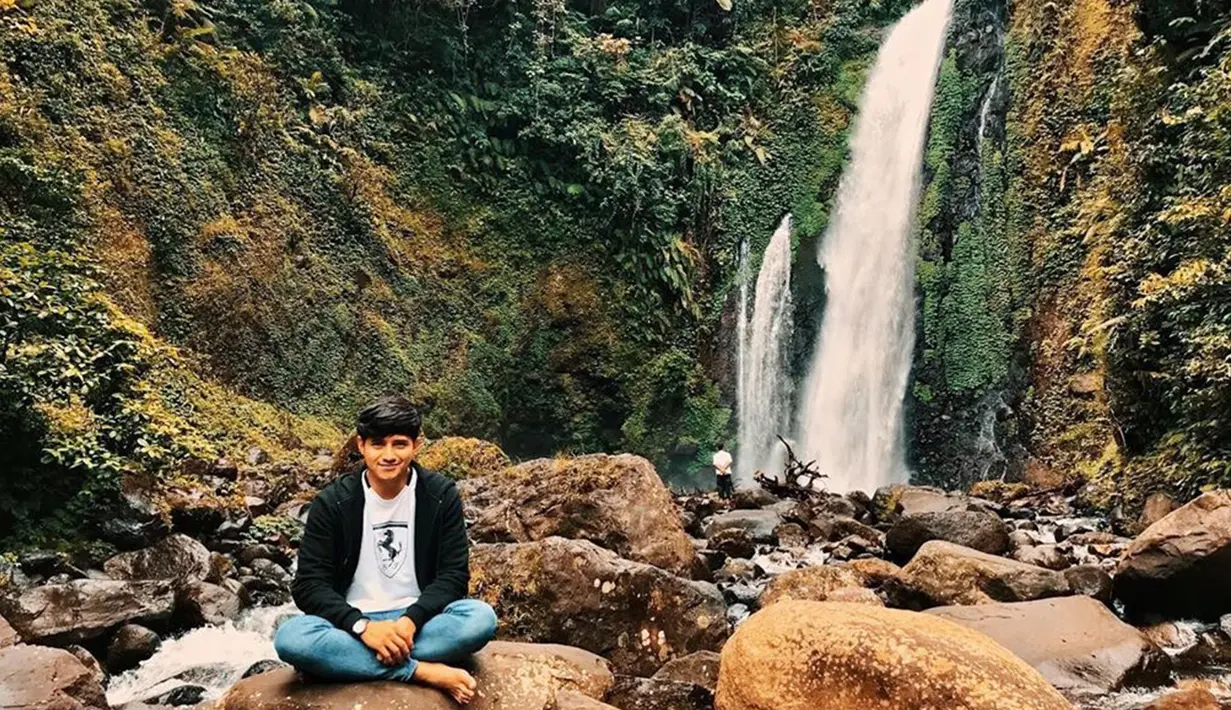 Melalui Instagramnya, Chand Kelvin kerap mengunggah potret dirinya saat berlibur. Chand tetap stylish meski latar belakangnya air terjun. (Liputan6.com/IG/@chand_kelvin)